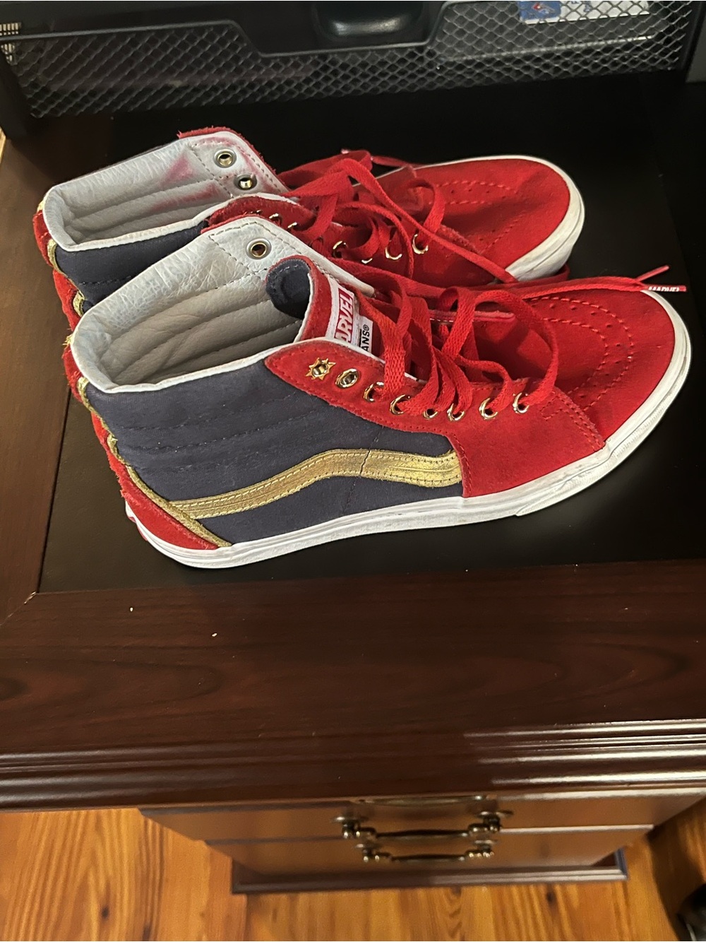 Vans x marvel captain marvel women’s size 8